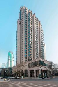 上海静安凯宾斯基全套房酒店的街道上一座城市里高大的建筑