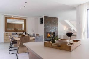 萨卡罗Naramia Sagaro Villa with Poolgarden10 Pax的一间厨房和带葡萄酒杯的用餐室
