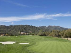 索诺玛Fairmont Sonoma Mission Inn & Spa的享有以山脉为背景的高尔夫球场的景致