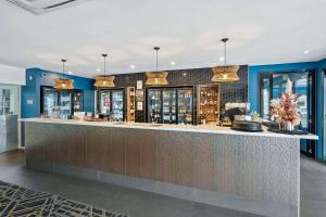 洛坎普顿Quality Resort Parkhurst的餐厅内拥有蓝色墙壁的酒吧