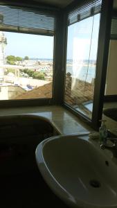 克罗托内Rose Apartment的设有带水槽的浴室,享有海景