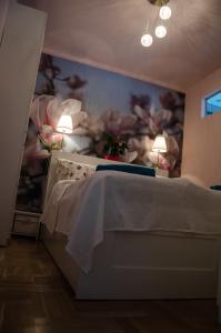 布达佩斯蓝色奢华公寓的一间卧室配有一张壁画床