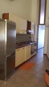 克罗托内Rose Apartment的厨房配有不锈钢冰箱