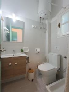 阿查拉维Philippos Apartments的白色的浴室设有卫生间和水槽。