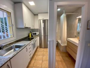 巴塞罗那奥尔塔度假屋的厨房配有水槽和冰箱