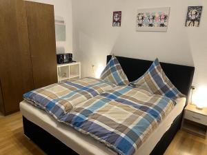 蒂蒂湖-新城Haus Sommerberg的一间卧室配有一张带蓝色和白色棉被的床