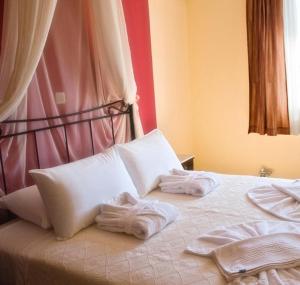 阿佐里姆诺斯日出海滩套房酒店的床上铺有白色毛巾的床