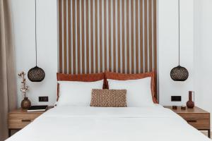 阿菲托斯Verano Afytos Hotel的卧室配有白色的床和条纹墙