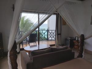南威兰戈兰戈海滩简易别墅酒店的带沙发的客厅,享有海景