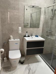 内尔哈SHR043 Nerja Medina Apartamento cerca de Playa Torrecilla的浴室配有卫生间、盥洗盆和淋浴。