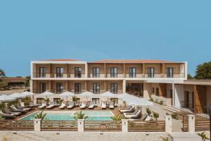 阿菲托斯Verano Afytos Hotel的一个带游泳池、椅子和遮阳伞的酒店