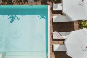 阿菲托斯Verano Afytos Hotel的游泳池的顶部景色