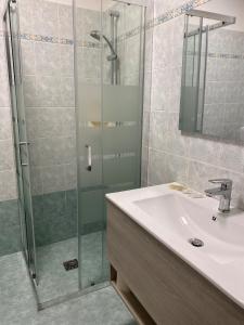 提尼亚类Ca' ai Tigli的一间带水槽和玻璃淋浴的浴室
