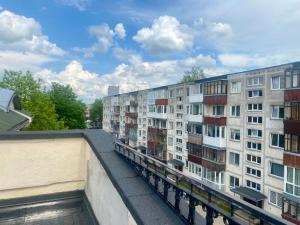 希奥利艾图尔纳酒店的阳台享有公寓大楼的景致。