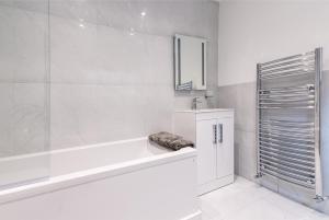 切斯特Luxury Chester Townhouse with Parking的白色的浴室设有浴缸和水槽。