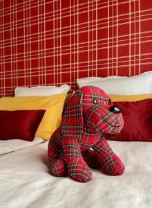 梅斯尼圣佩尔Les Cottages d'Orient Premium的床上塞满了泰迪熊