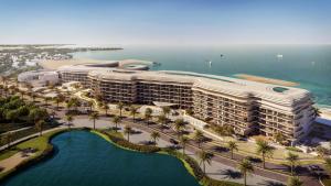 马斯喀特The St Regis Al Mouj Muscat Resort的享有带游泳池的度假村的空中景致