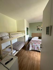 佩斯基耶拉德加达Casagnese的一间卧室配有两张双层床和一张书桌