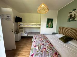 佩斯基耶拉德加达Casagnese的一间卧室配有床和双层床。