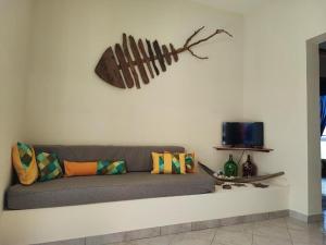 马约城Casa Djarmai Boutique Apartments的墙上的长沙发,墙上有枝条