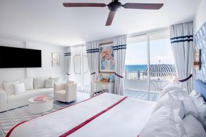 圣埃乌拉利亚Hotel Mongibello Ibiza的一间带大床的卧室和一间客厅