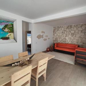 马约城Casa Djarmai Boutique Apartments的客厅配有木桌和沙发