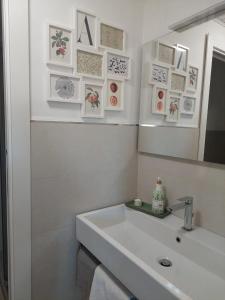 洛雷托·阿普鲁蒂诺Le Stagioni的浴室设有白色水槽和镜子