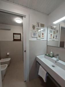 洛雷托·阿普鲁蒂诺Le Stagioni的一间带水槽、卫生间和镜子的浴室