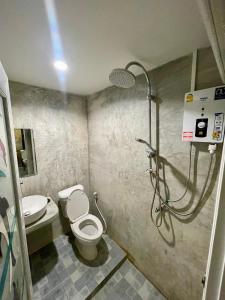 格兰岛Cactus Resort的一间带卫生间和淋浴的浴室。