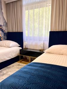 斯特雷库夫斯特里科维尔500号酒店的一间卧室设有两张床和窗户。