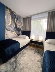 斯特雷库夫斯特里科维尔500号酒店的酒店客房设有两张床和窗户。