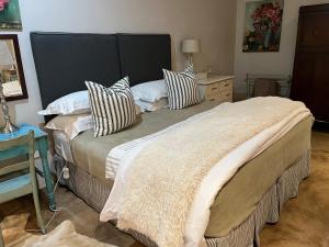 诺丁汉路Lavender Trout Guest Farm的一间卧室配有一张大床和两个枕头