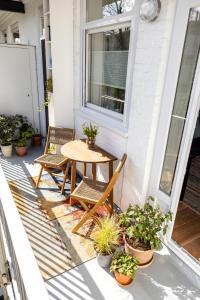 阿姆斯特丹Gorgeous And Stylish Place For Two In Hip West!的天井配有桌椅和盆栽植物