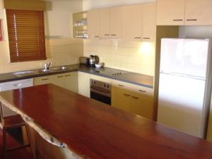 荷斯安山冈达诺拉木屋的厨房配有白色冰箱和木制台面