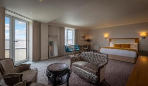 戈尔韦索尔特西尔酒店的酒店客房,配有床和沙发