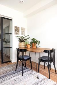阿姆斯特丹Gorgeous And Stylish Place For Two In Hip West!的餐桌,配有黑色椅子和植物