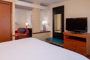 格林斯伯勒格林斯伯勒温多弗费尔菲尔德客栈酒店的配有一张床和一台平面电视的酒店客房