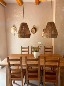 罗佐瓦克Kalpic Suites & Villa的一间带木桌和椅子的用餐室