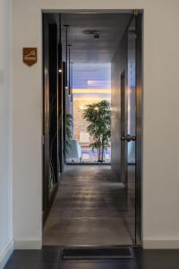 里贝拉迪佩纳Pena Park Hotel的通往走廊的开放式门,享有海景