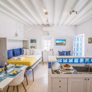 米克诺斯城Like a white seagull in Mykonos!的客房设有一张床和一个带水槽的厨房
