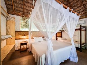 圣阿马鲁Vila do Junco的卧室配有带白色蚊帐的床