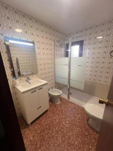 AliagaApartamento JUMIDOSIV的浴室配有卫生间、盥洗盆和淋浴。
