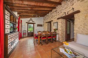 阿尔库迪亚Villa Can Cosme的厨房以及带桌椅的起居室。