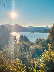 拉安戈斯图拉镇Hogar de Montaña的享有湖景和天空的阳光