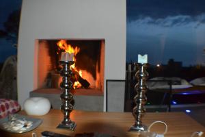 埃斯特角城卡萨马尔山林小屋的壁炉前的桌子上放两个蜡烛