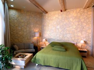 尤尔马拉Boutique Hotel Light House Jurmala的一间卧室配有绿色的床和椅子