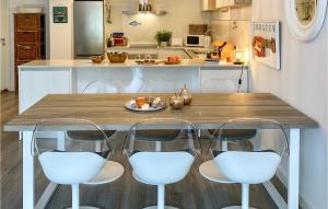 贝纳阿维斯Benahavis Village的厨房配有木桌和四把椅子