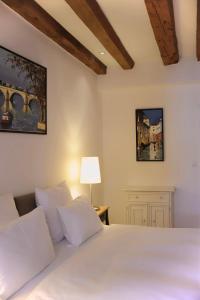 蒙特勒拉鲁维纳兹酒店的卧室配有白色的床和灯