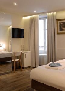 蒙特勒拉鲁维纳兹酒店的配有一张床和一张书桌的酒店客房