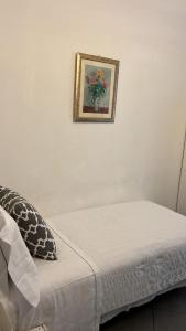 韦尔切利La Terrazza Vercelli Bed & Charme的挂在床上墙上的画